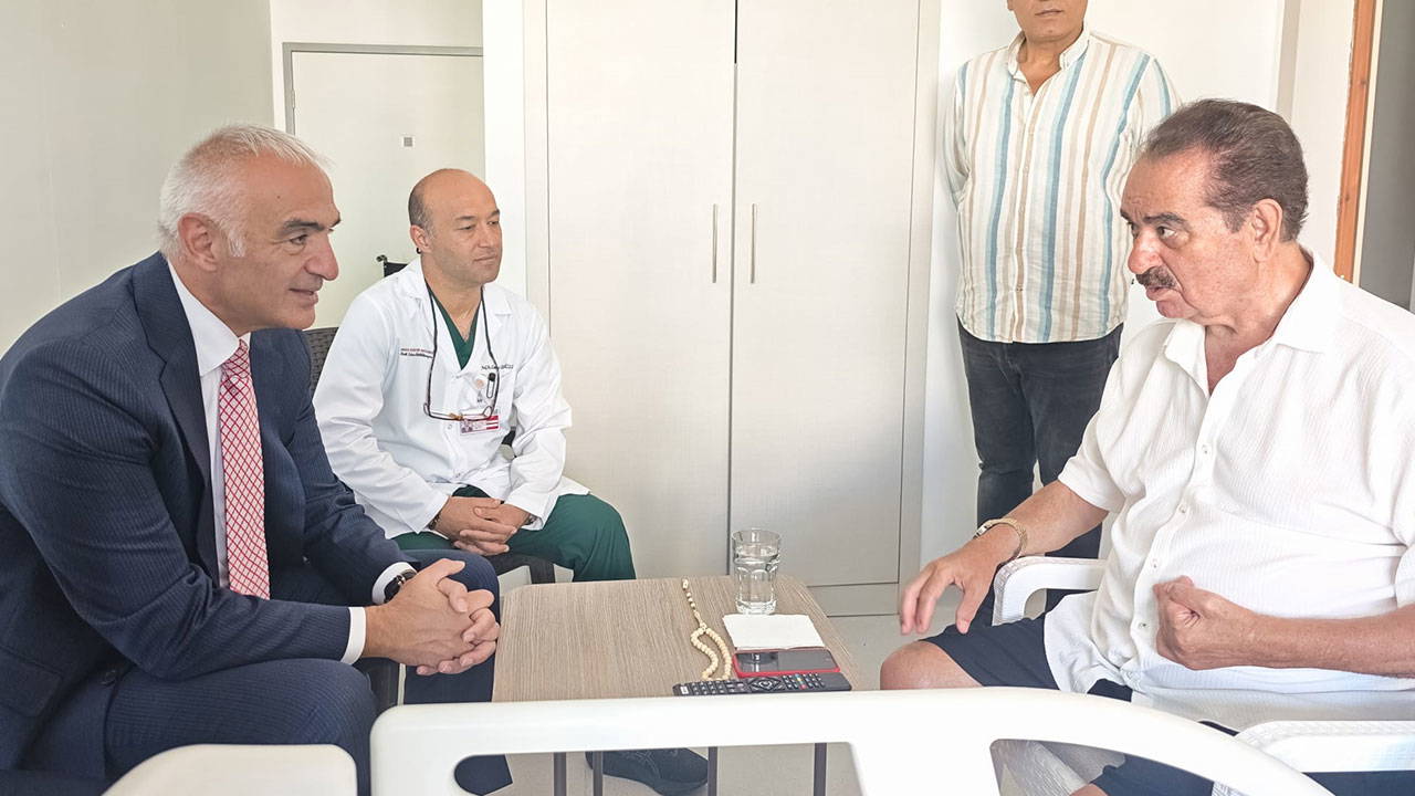 Bakan Mehmet Nuri Ersoy'dan hastanede tedavi gören İbrahim Tatlıses'e ziyaret