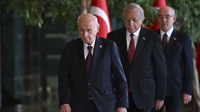 'Ajan' krizi tasfiye getirdi