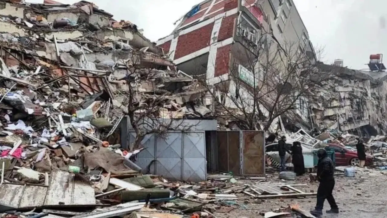 Depremde yıkılan Uğur Apartmanı davası.... Dosyanın 4 ay boyunca 'sehven' üniversiteye gönderilmediği ortaya çıktı