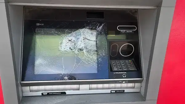 Adana'da ATM'lerin ekran ve tuş bölümlerine zarar verildi