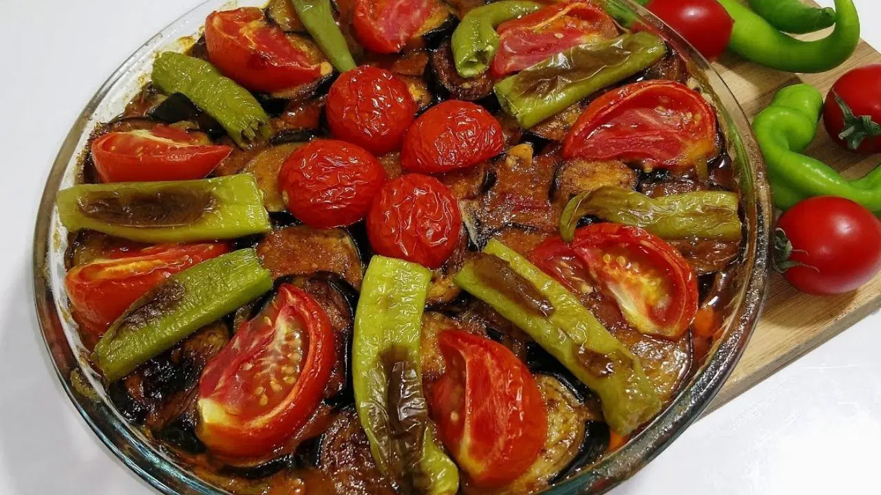 İftara ne pişirsem diyenlere: Fırında tavuklu patlıcan kebabı tarifi