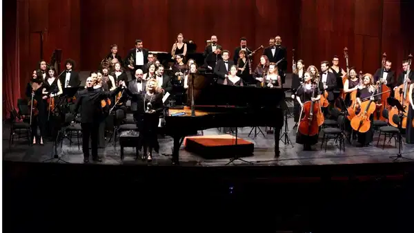 Gülsin Onay, Eskişehir Senfoni Orkestrası ile sahnedeydi