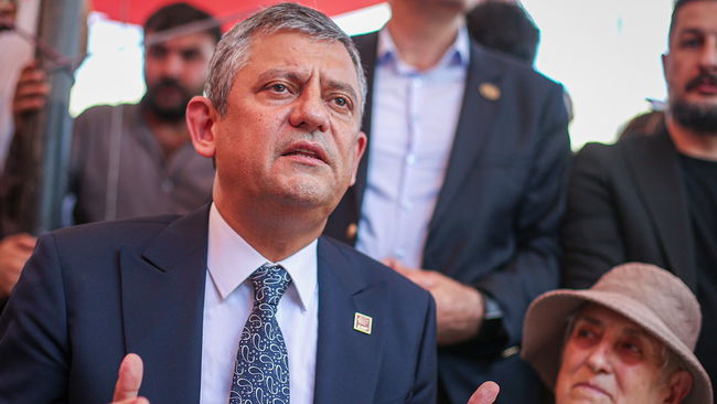 Özel, Ulus Hali'nde esnafı ziyaret etti