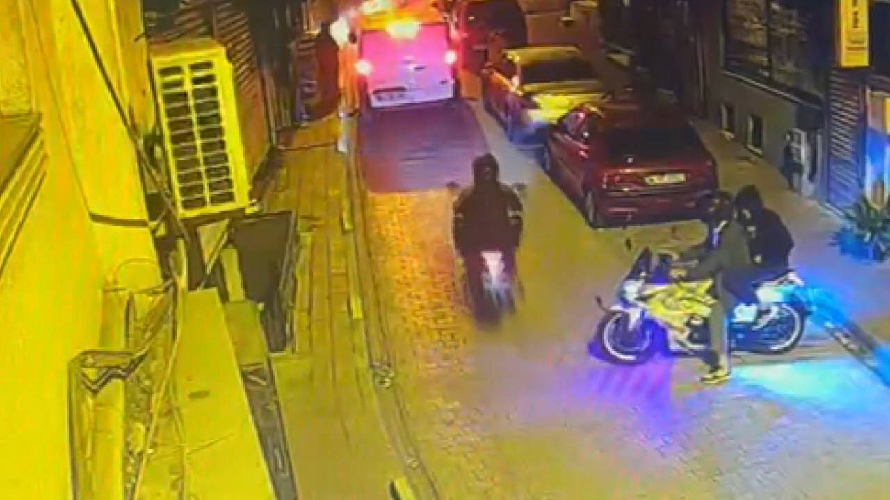O anlar kamerada: Fatih'te motosikletli şüphelilerden iş yerine silahlı saldırı