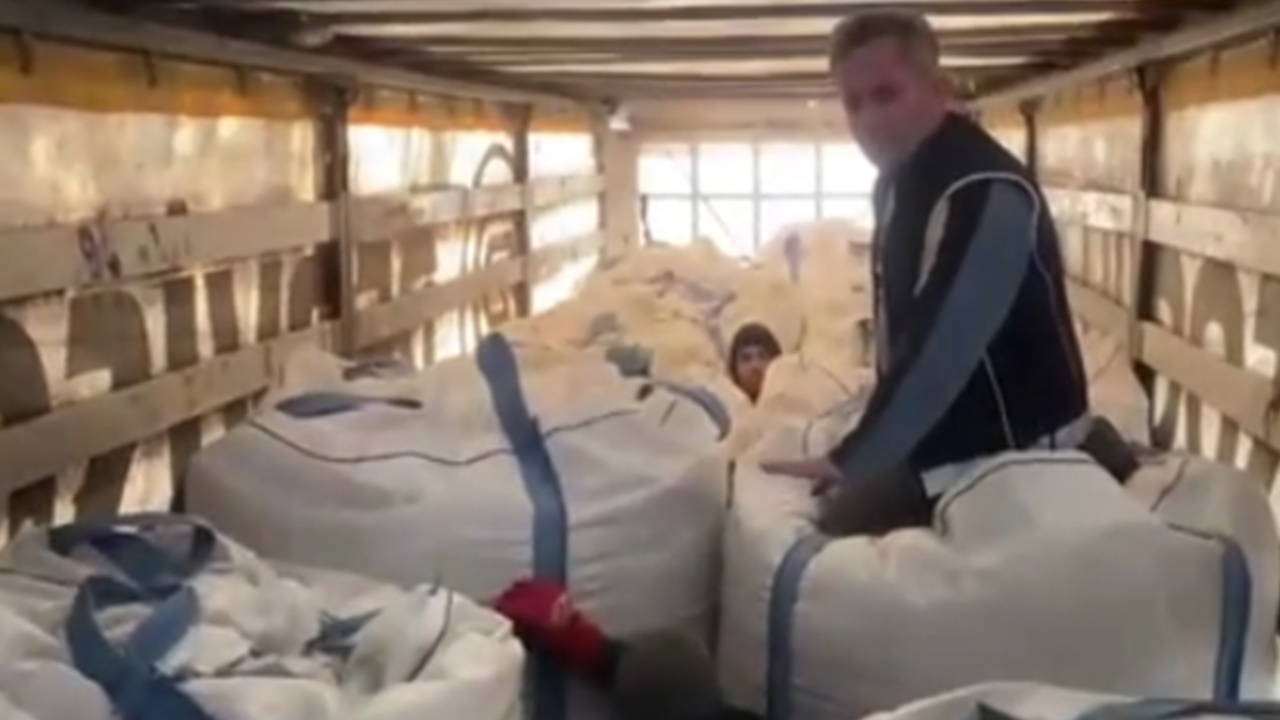 Çuvalların arasında 13 kaçak göçmen yakalandı