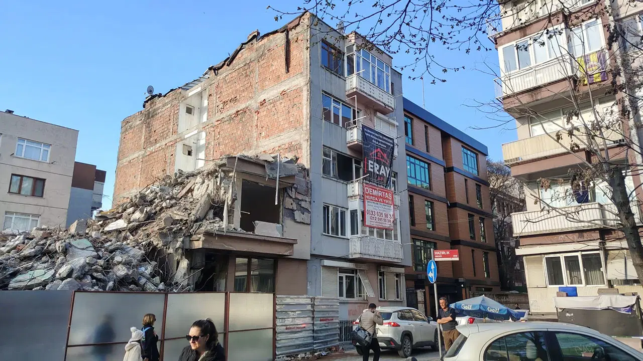 Bakırköy’de okul yanında tepkilere rağmen yıkım sürüyor