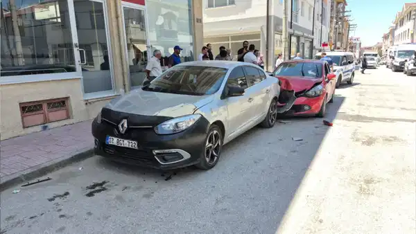 Ehliyetsiz sürücü park halindeki araçlara çarptı: Yaralılar var