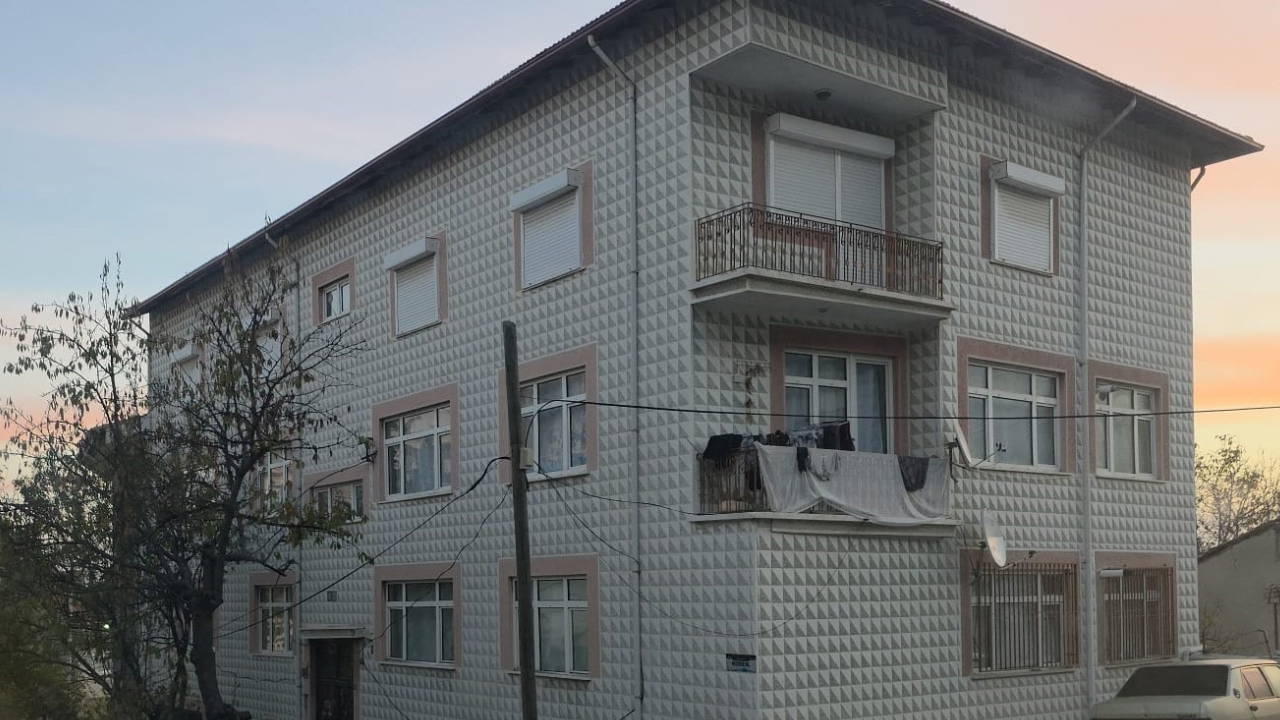 Yeni doğan bebeğini havalandırma boşluğuna attı