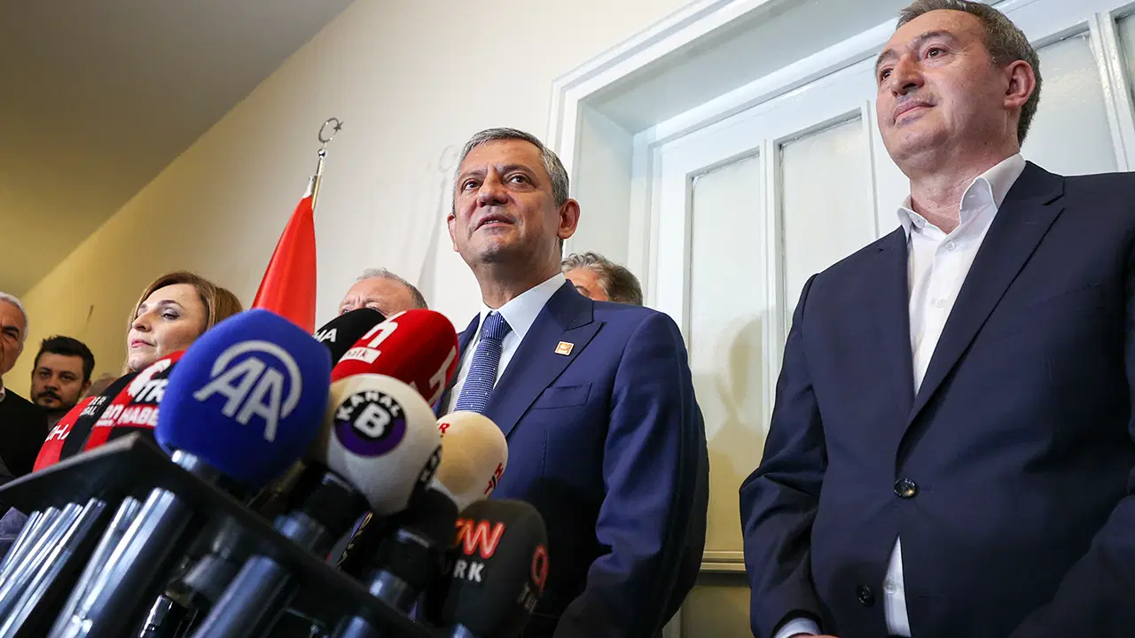 DEM Parti, TBMM'deki makamında ziyaret etti... Özgür Özel'den, AKP Sözcüsü Ömer Çelik'in 'mutlak butlan' çıkışına dair ilk sözler