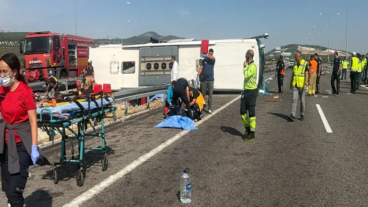 Tur otobüsü ile çekici çarpıştı: Çok sayıda can kaybı var