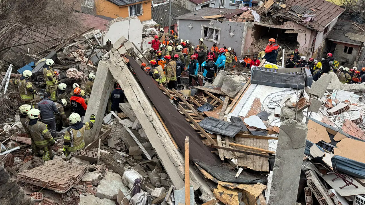 İstanbul Fatih'te bitişik 2 bina çöktü! Vali Davut Gül'den açıklama: Enkaz altında kalan 9 kişiden 7'si kurtarıldı