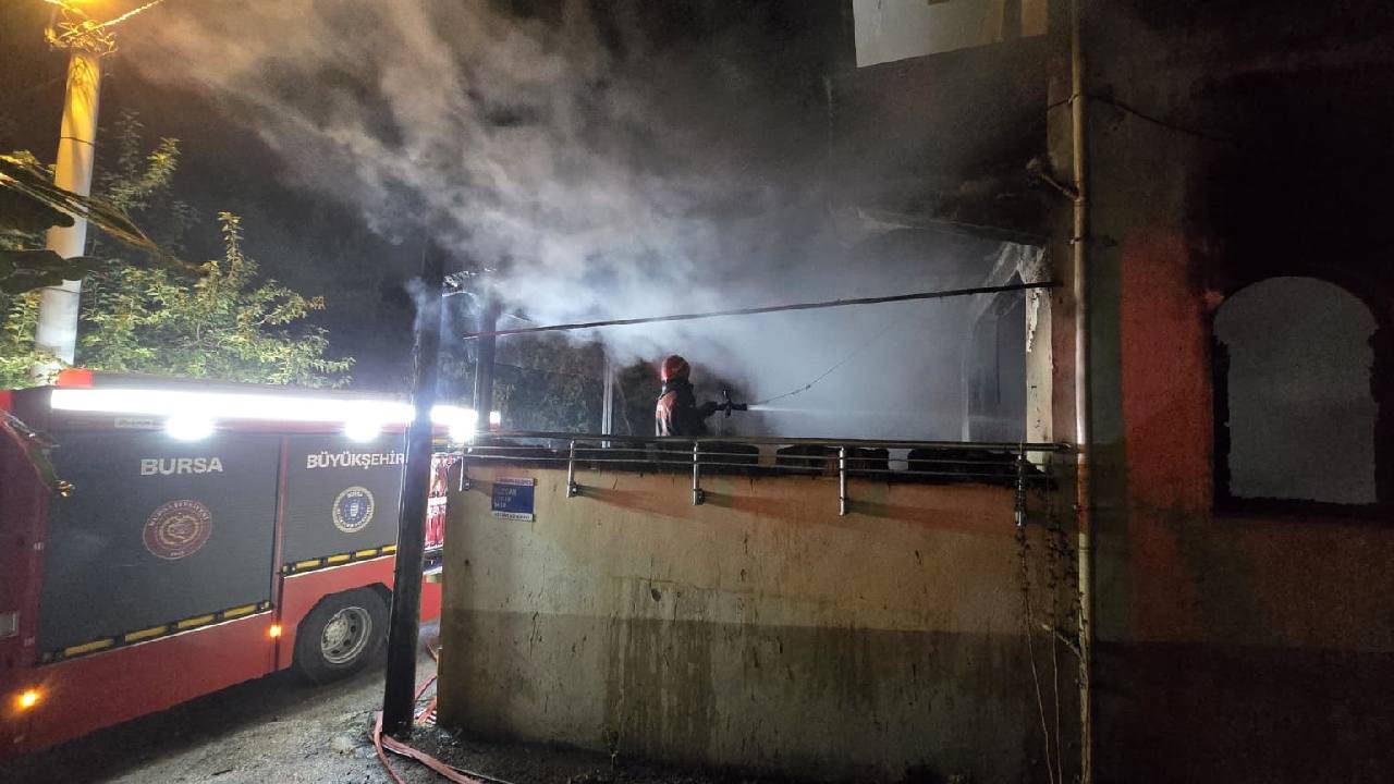 Bursa'da 3 katlı binada yangın çıktı!