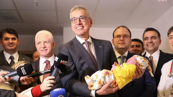 Bakan Memişoğlu, İstanbul'da yılın ilk bebeklerini ziyaret etti