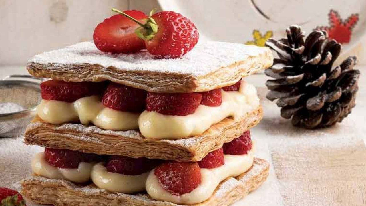 Hem hafif hem gösterişli: Pratik çilekli milföy tatlısı tarifi