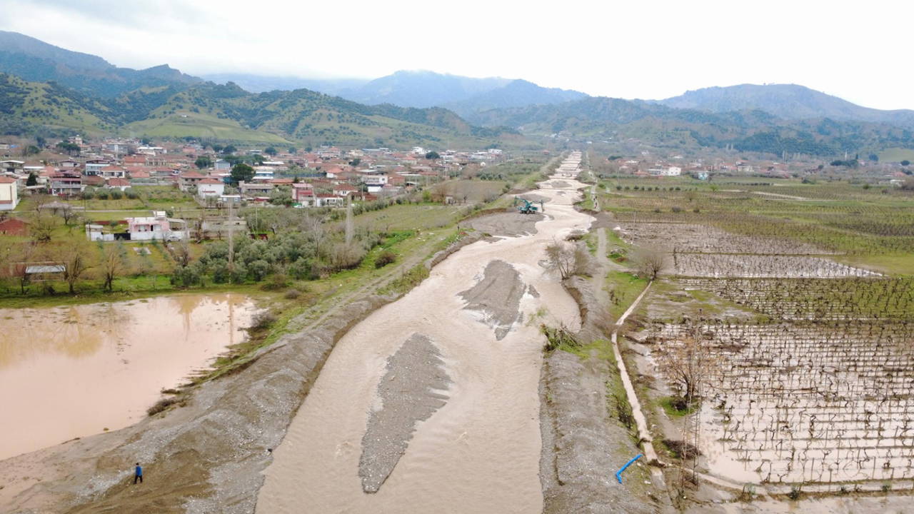 Salihli'de dereler taştı! Tarım arazileri su altında kaldı, üzüm bağları tamamen suya gömüldü...