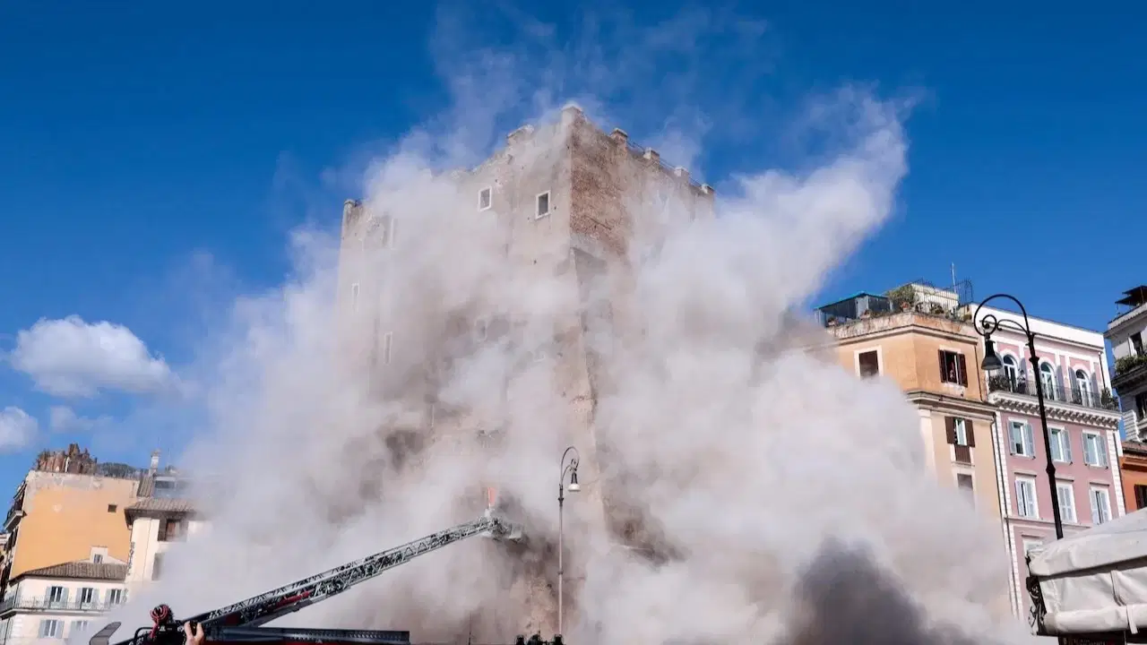 Orta Çağ'dan kalma kule restorasyon sırasında çöktü!