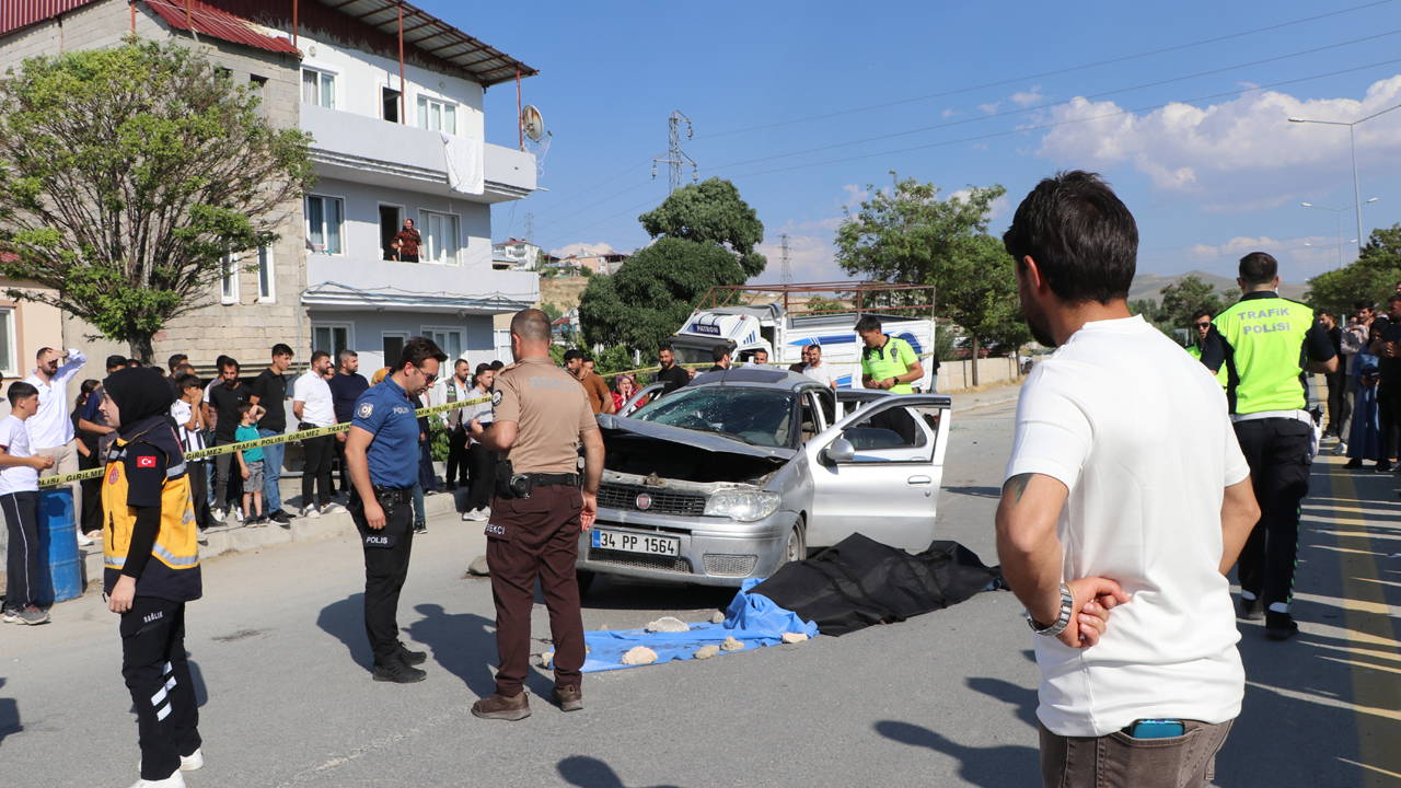 Van'da ortalık savaş alanına döndü... Otomobil, park halindeki kamyona çarptı: 1 ölü, 4 yaralı