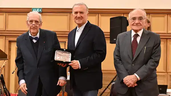 42’nci Uluslararası İstanbul Kitap Fuarı’nın ‘onur ödülü’ verildi: Tüyap’ta Mungan gecesi...