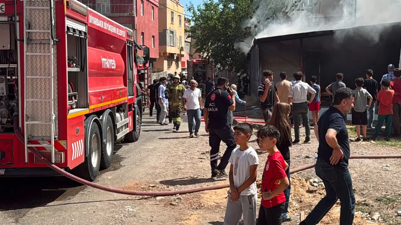 Diyarbakır'da marangoz atölyesinde yangın: 2 yaralı