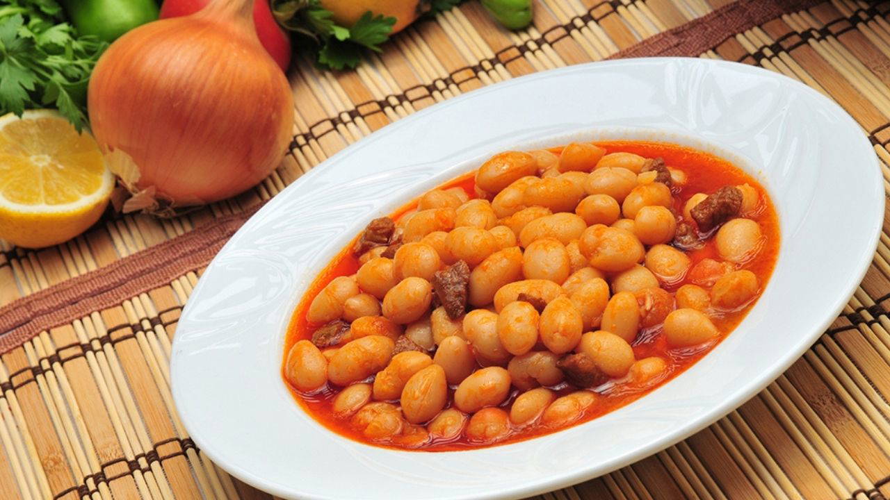 Türk mutfağının değişmeyen başyapıtı: Etli kuru fasulye tarifi