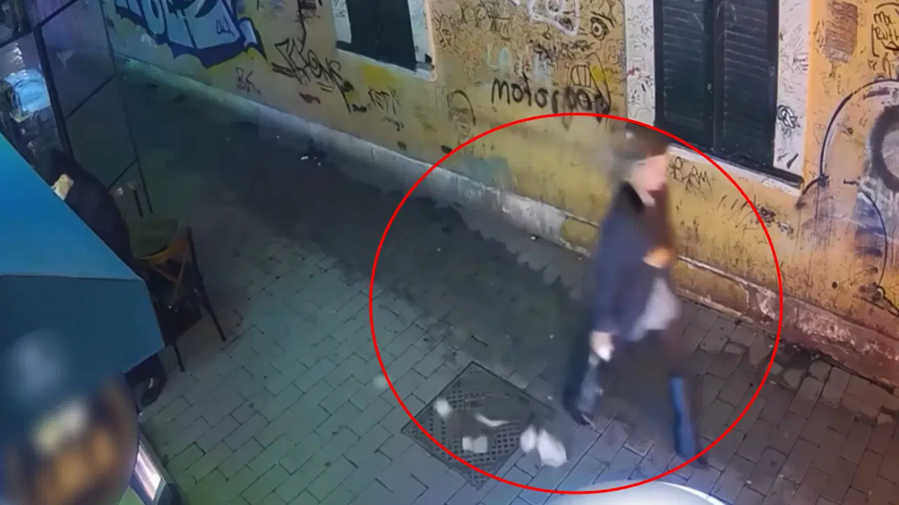 Beyoğlu’nda turistin yere saçılan paralarını toplayan kişi: 'Teşekkür bile etmedi, saçını tarayıp gitti'