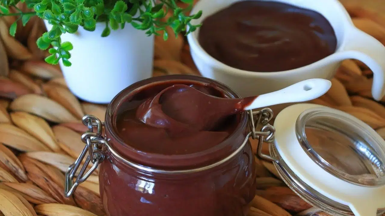 Kahvaltı masalarının ekonomik lezzeti: Ev yapımı çikolata kreması tarifi