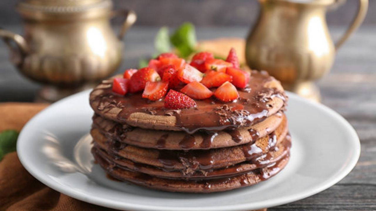 Kahvaltıya tatlı bir dokunuş: Yumuşacık kakaolu pankek tarifi