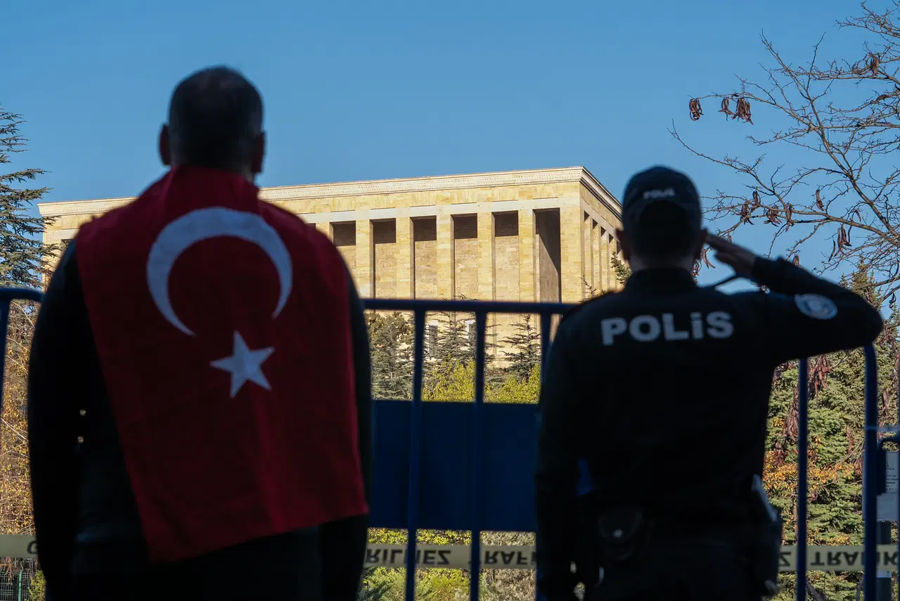 81 ilde saat 9'u 5 geçe hayat durdu... Sonsuz minnet, sonsuz sevgi: Türkiye Ata'sını özlemle andı