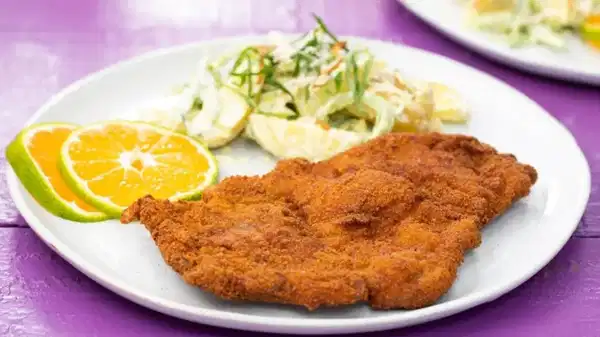 Avrupa sofralarının gözdesi: Altın sarısı çıtır Şinitzel tarifi