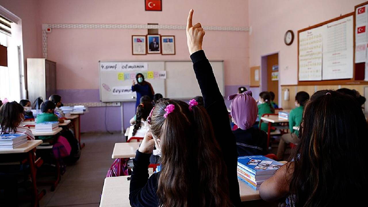 'Okullarda temizliği öğretmen ve öğrenciler yapıyor' iddiası... Meclis'e taşındı!