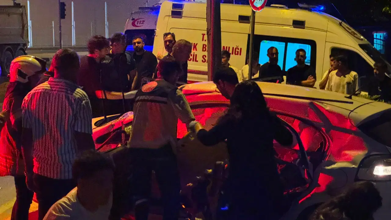 Ümraniye'de gece yarısı feci kaza... Kamyon, otomobil ile çarpıştı: Yaralılar var!