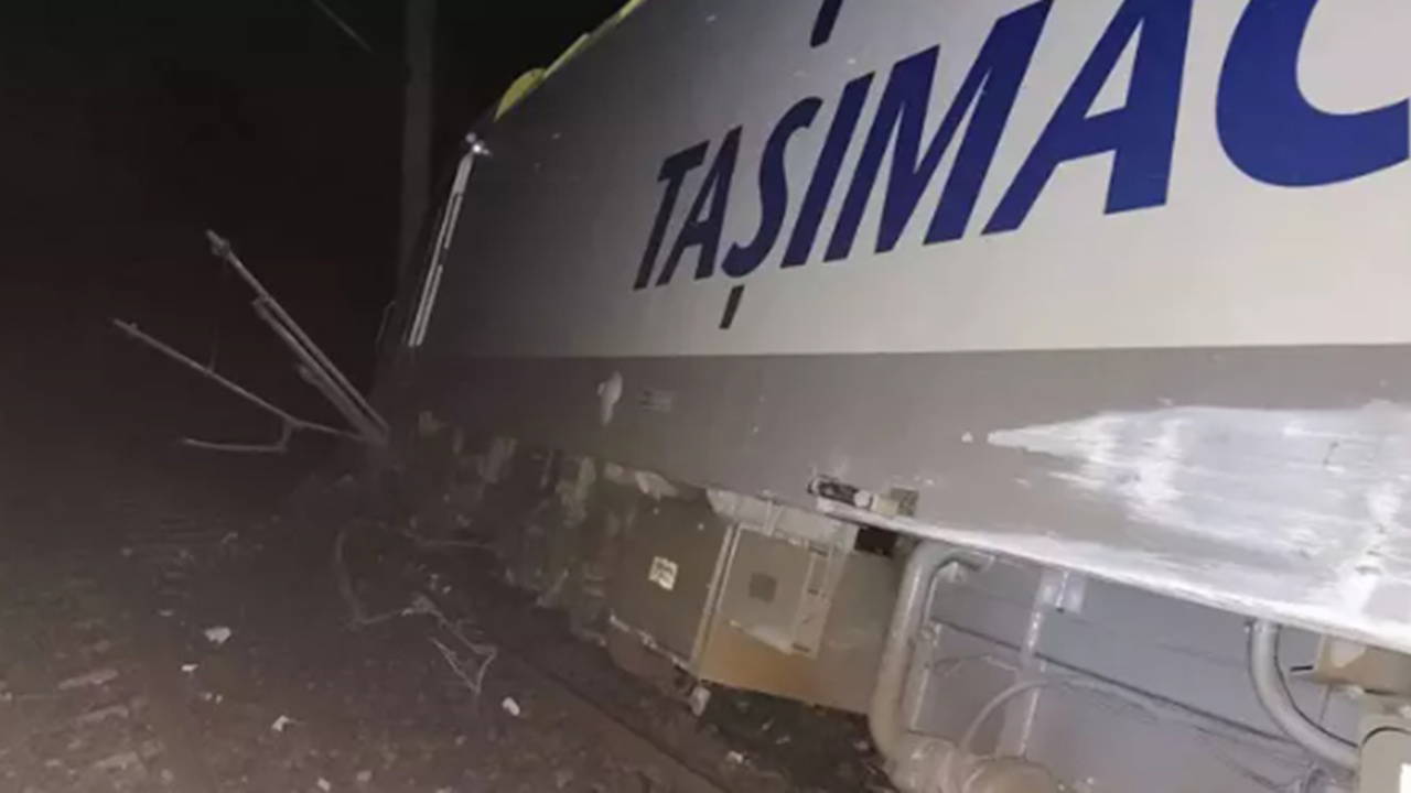 Toprak kaydı, yolcu treni raydan çıktı: 1 yaralı