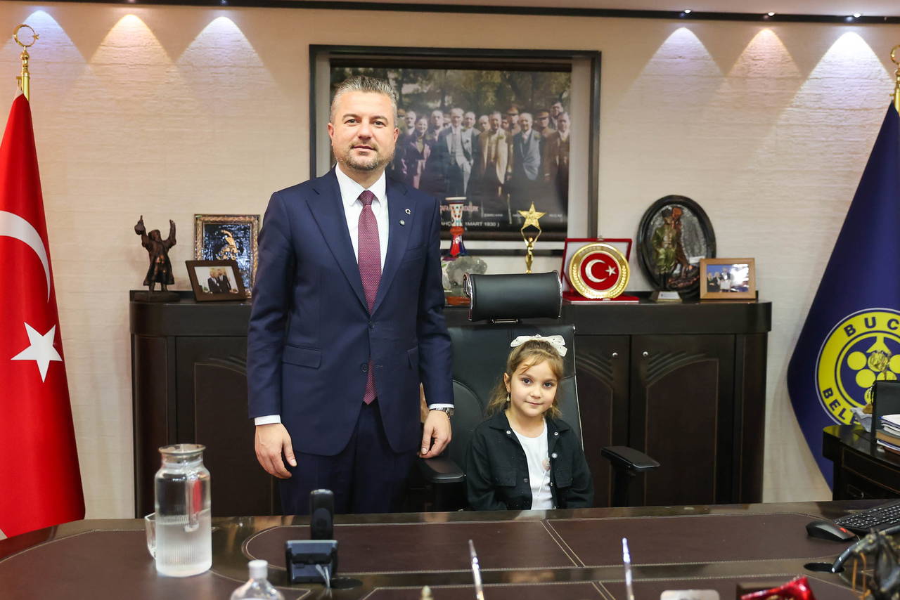 İzmir’in başkanları 23 Nisan dolayısıyla koltuklarını çocuklara devretti