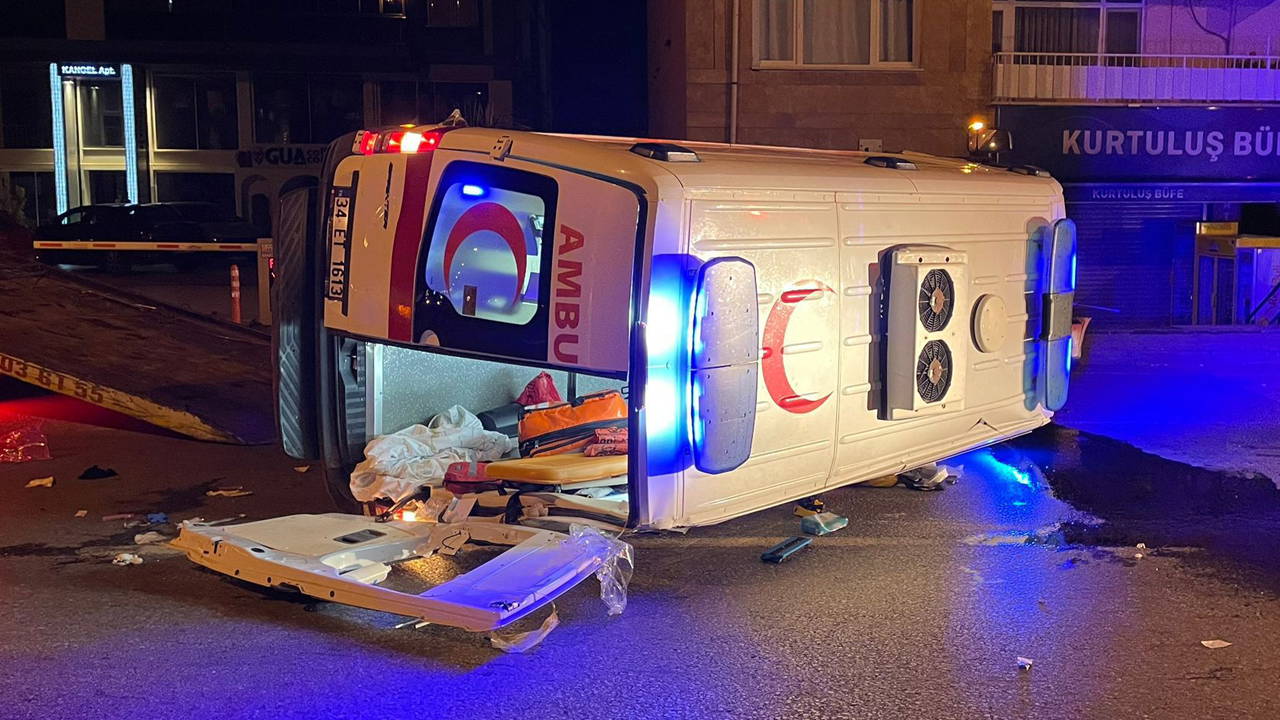 Otomobil ve hasta taşıyan ambulans çarpıştı: 5 yaralı!