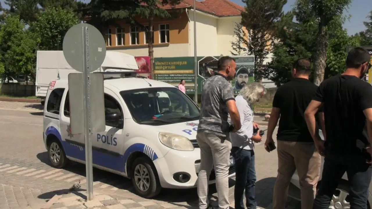 Bankada panik anları: Bıçakla saldırdı!