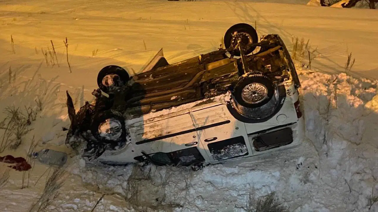 Buzlanma kaza getirdi... Hafif ticari araç takla attı: Yaralılar var!