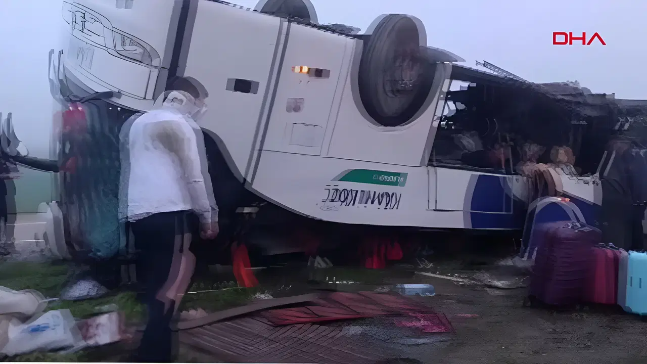 Adana'da bayram sabahı korkunç kaza... Yolcu otobüsü devrildi: Çok sayıda yaralı var!