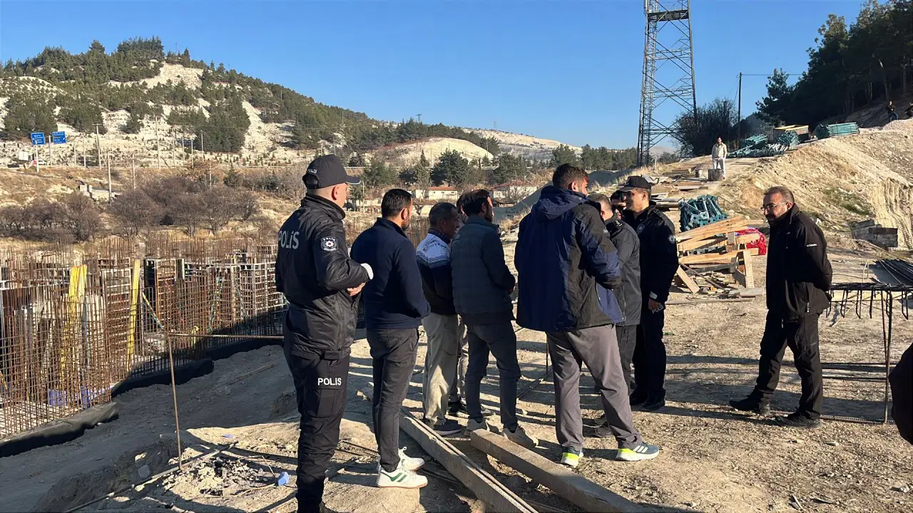 Burdur’daki TOKİ inşaatında maaşlarını alamayan işçiler vinç üzerine çıkarak eylem yaptı