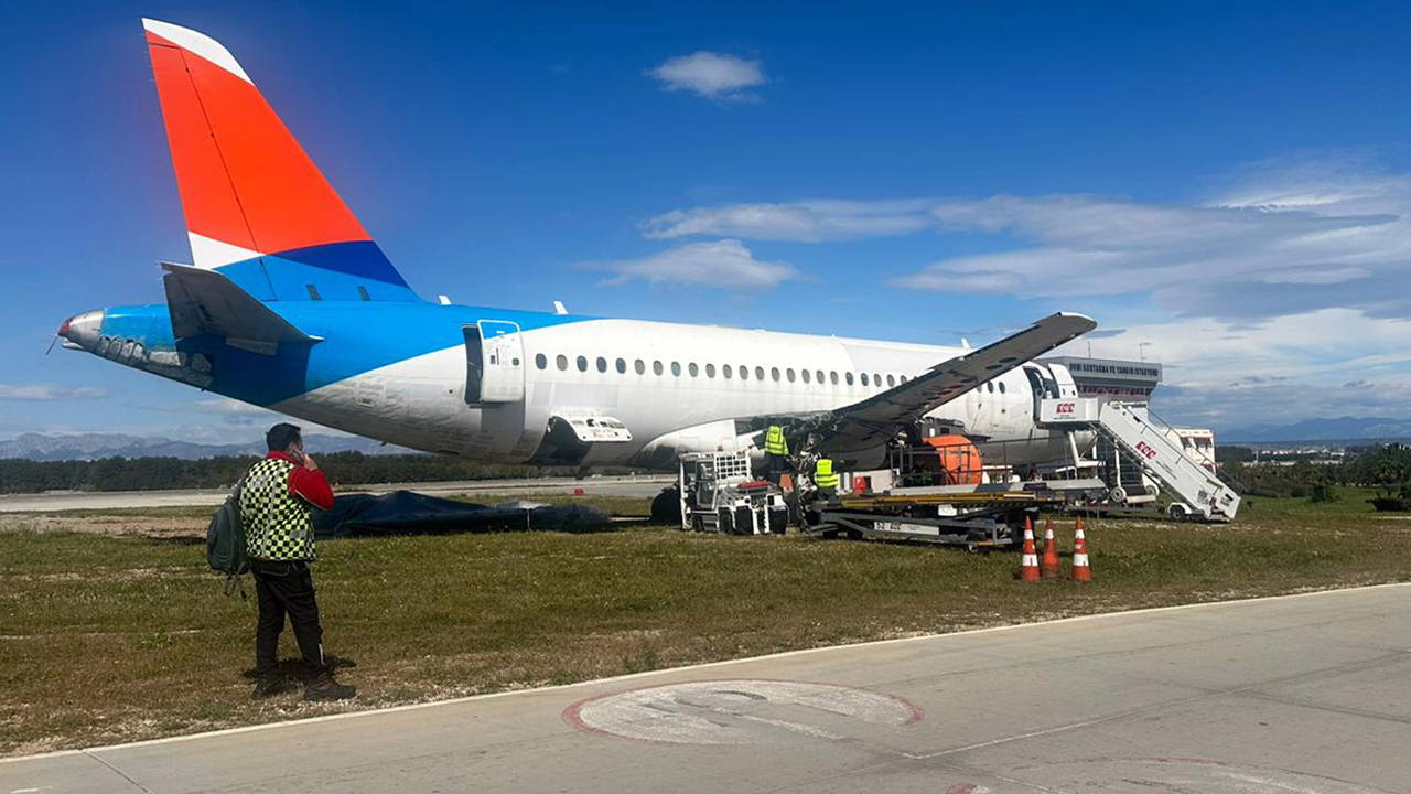 Antalya'da 'sabıkalı' uçağın sökümüne başlandı