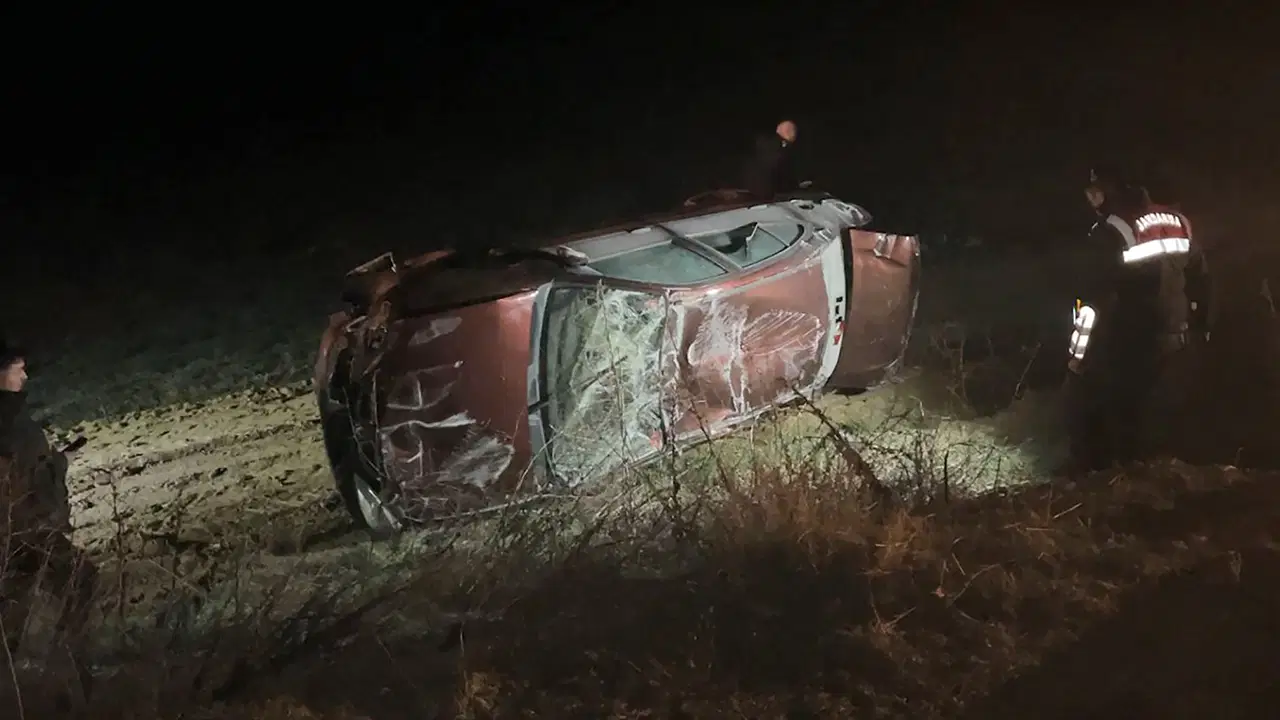 Kütahya'da otomobil tarlaya devrildi: 1 ölü, 1 yaralı
