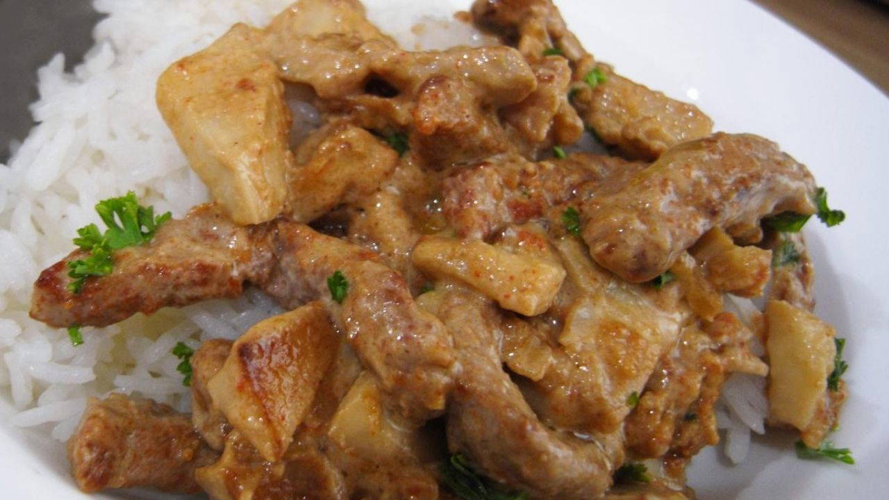 Dünyanın en ünlü yemeklerinden biri sofranızda: Beef Stroganoff tarifi