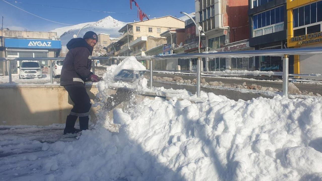 Van'da kar esareti: 65 yerleşim yerinden 36'sı ulaşıma açıldı