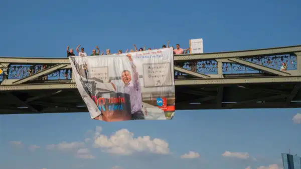 Almanya'da CHP Frankfurt Birliği, Main Köprüsü üzerinde pankart açarak eylem yaptı: 'Özgür Türkiye, özgür dünya'