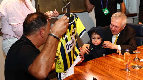 Fenerbahçe Başkanı Aziz Yıldırım minik taraftar Göktuğ Alımcı'yı ağırladı