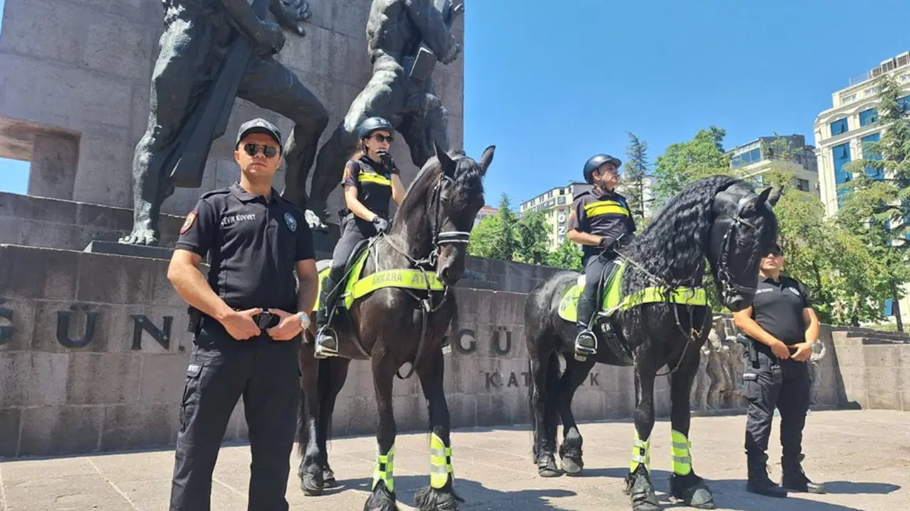 Ankara'da NATO Zirvesi öncesi atlı polisler devriye yaptı