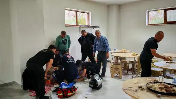 Yediği et nefes borusuna kaçtı, kalbi durdu!
