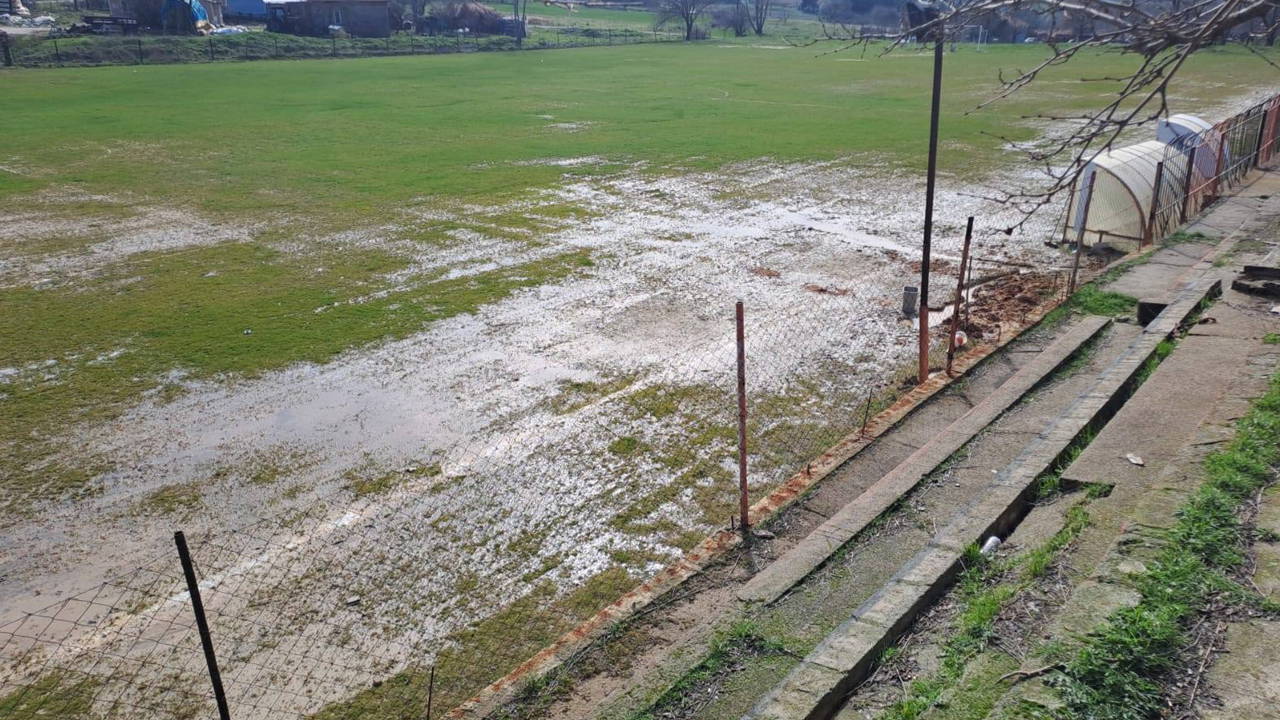 Edirne'de yağış sonrası sahaların zeminleri zarar gördü: 2 maç ertelendi