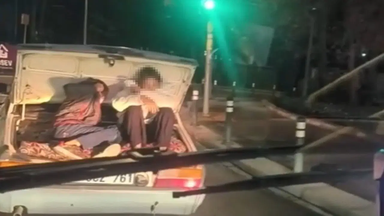Trafikte akılalmaz anlar: Çocuklar bagajda yolculuk yaptı
