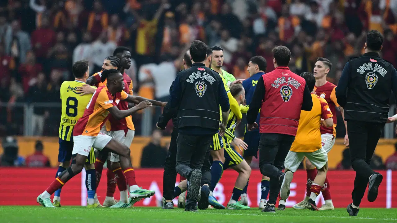 Galatasaray - Fenerbahçe derbisinin PFDK kararları açıklandı: Abdülkerim Bardakcı ve Archie Brown'ın cezaları belli oldu