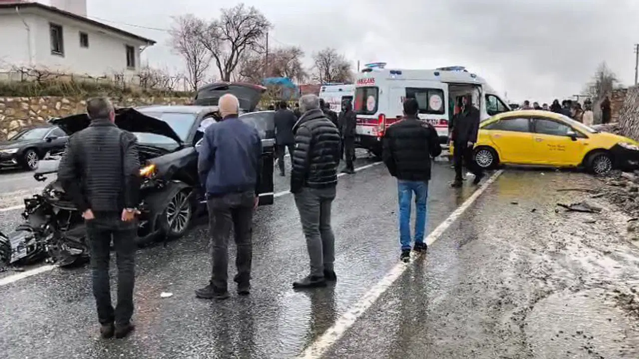 Son dakika... AKP konvoyunda kaza: Yaralılar var!